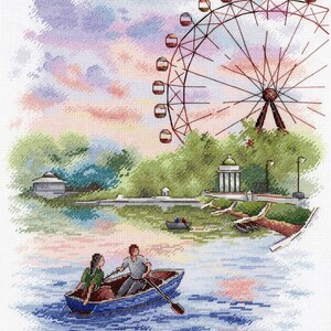 Könnte beinhalten: Ein Paar rudert in einem Boot auf einem See mit einem Riesenrad im Hintergrund. Der Himmel ist zartrosa und lila mit weißen Wolken.