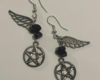 Pendientes con dijes de cristal sobrenatural // Obsidiana y ojo de tigre // Ambiente gótico y misterioso