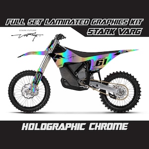 Könnte beinhalten: Ein schwarzes und silbernes Stark Varg Elektro-Dirt-Bike mit holografischen Chrom-Grafiken. Das Bike hat die Nummer 61 an der Seite und die Worte "Stark Future" und "Motorex" auf den Grafiken.