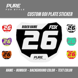 Può includere: Un adesivo per piastra ODI personalizzato in bianco e nero con il testo "FOX" e "PURE FOR STYLE" e il numero "26". L'adesivo è personalizzabile con il nome e il numero del pilota. L'adesivo è disponibile in una varietà di colori.