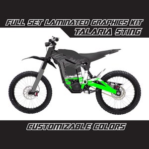 Può includere: Kit completo di grafiche laminate per una moto da cross elettrica Talaria Sting. Le grafiche presentano uno schema di colori nero, bianco e verde con un design personalizzato. Colori personalizzabili disponibili.