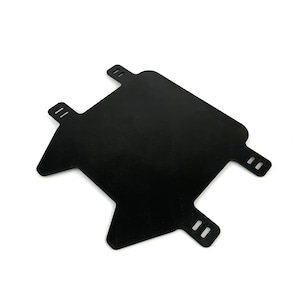 Puede incluir: Placa de plástico negro con cuatro juegos de agujeros en los bordes. La placa está diseñada para ser montada en una superficie.