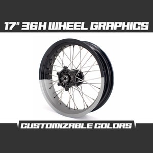 Peut inclure: Graphiques de roue 17" 36H avec un schéma de couleurs noir et gris. La roue a un design de rayons argentés et une jante noire.  COULEURS PERSONNALISABLES.