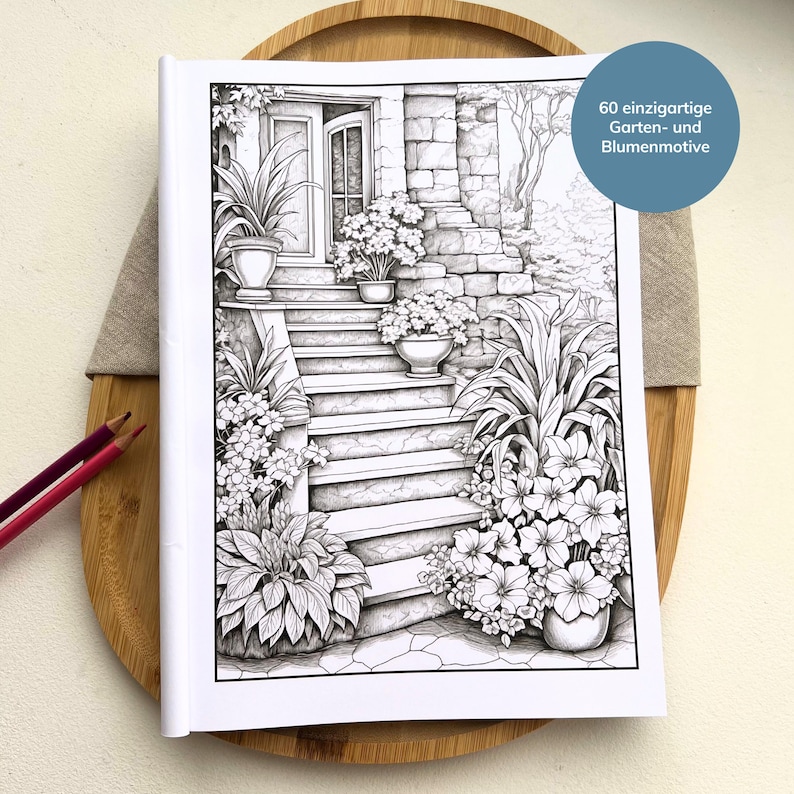 May include: A black and white illustration of a stone house with a door and steps leading up to it. There are plants and flowers in pots on either side of the steps. The text "60 einzigartige Garten- und Blumenmotive" is in the upper right corner of the image.