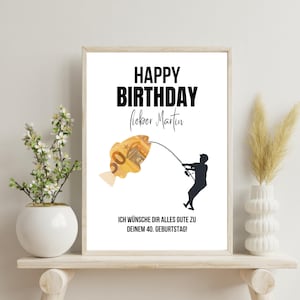 Puede incluir: Un estampado enmarcado con el texto "HAPPY BIRTHDAY lieber Martin" en negro. Una silueta de una persona pescando un diseño en forma de pez hecho con un billete de 50 euros. El texto "ICH WÜNSCHE DIR ALLES GUTE ZU DEINEM 40. GEBURTSTAG!" está en la parte inferior.