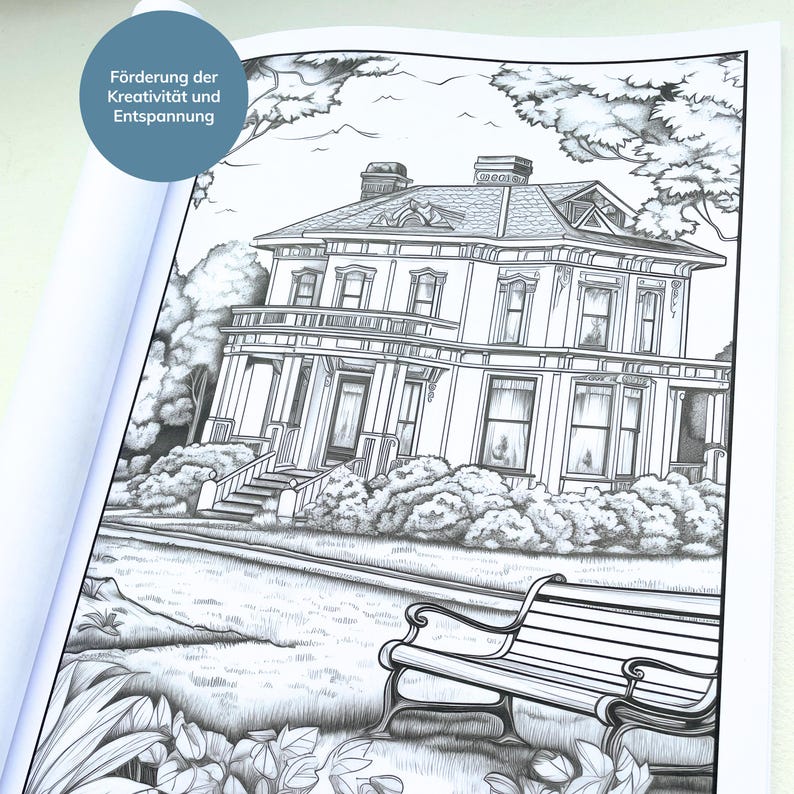 May include: Black and white line drawing of a large house with a porch and a bench in front of it. The house has a large front yard with trees and bushes. The text "F&ouml;rderung der Kreativit&auml;t und Entspannung" is visible in the top left corner of the image.