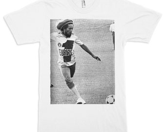 Bob Marley Playing Football T-Shirt / Men's Women's Sizes / Cotton Tee (wra-065)