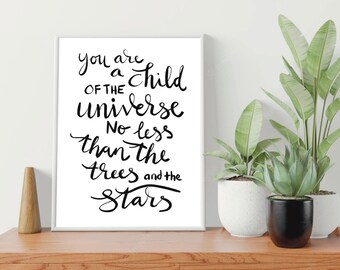 Puede incluir: Impresión tipográfica en blanco y negro con la cita "Eres un hijo del universo, no menos que los árboles y las estrellas."