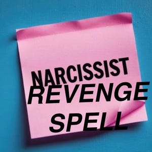 以下が含まれることがあります： 「NARCISSIST REVENGE SPELL」という言葉が黒い太字で書かれたピンク色の付箋。 付箋の右上隅が剥がれており、青色の背景が見えています。