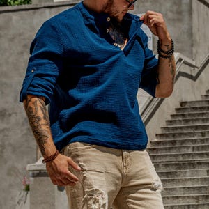 The shirt can be worn on vacation and dressed up for the office. The blue shirt is ideal for business meetings. The muslin is very breathable, so you won't sweat in this shirt.