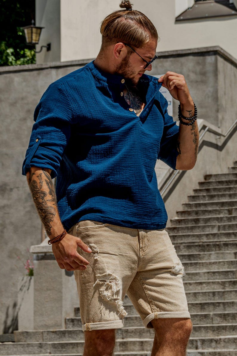 The shirt can be worn on vacation and dressed up for the office. The blue shirt is ideal for business meetings. The muslin is very breathable, so you won't sweat in this shirt.