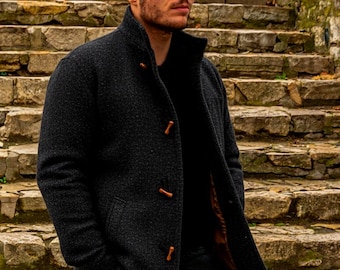 Chaqueta de piel de oveja oscura para hombre: cálida, informal y de negocios.