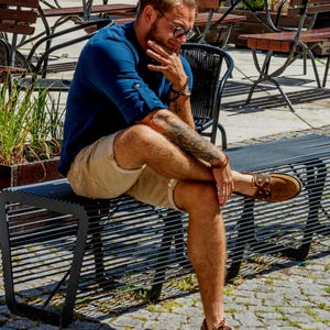 The shirt can be worn on vacation and dressed up for the office. The blue shirt is ideal for business meetings. The muslin is very breathable, so you won't sweat in this shirt.