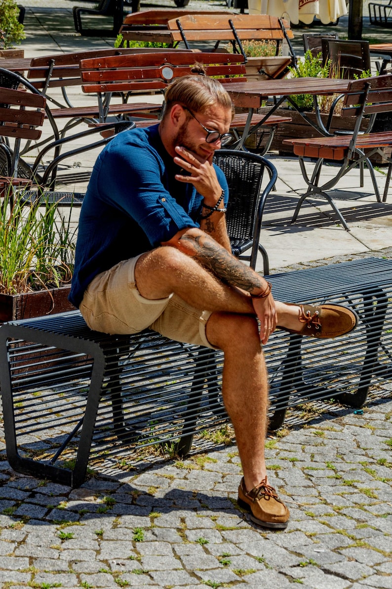 The shirt can be worn on vacation and dressed up for the office. The blue shirt is ideal for business meetings. The muslin is very breathable, so you won't sweat in this shirt.