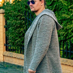 Kardigan z wełny z kapturem: męski sweter w beżowo-brązowym stylu boho