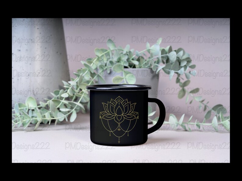 Puede incluir: Taza de esmalte negro con un dise&ntilde;o de flor de loto dorada. La taza tiene un asa y un borde negros. La flor de loto es una ilustraci&oacute;n detallada con l&iacute;neas delicadas y un patr&oacute;n sim&eacute;trico.