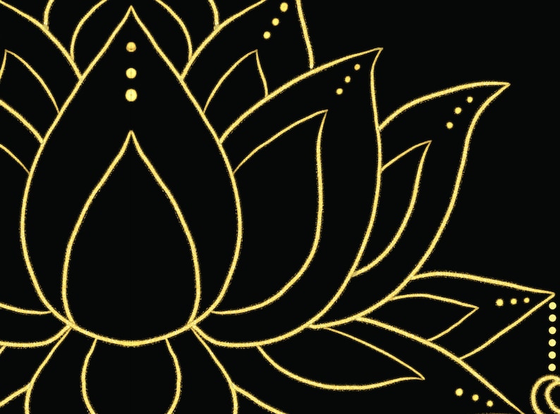 Puede incluir: Ilustraci&oacute;n floral en negro y dorado. La imagen presenta una flor de loto estilizada con contornos y acentos dorados sobre un fondo negro. Los p&eacute;talos tienen peque&ntilde;os puntos dorados.