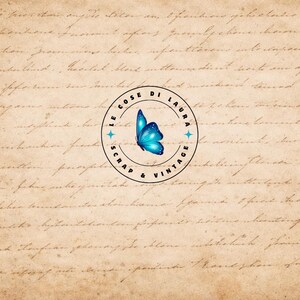 May include: A vintage-style background with handwritten script and a circular logo. The logo features a blue butterfly and the text "LE COSE DI LAURA SCRAP & VINTAGE" in a black circle with teal star accents. The background is a sepia tone.