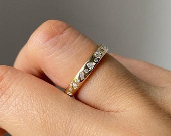 14KT gult guld stapelbart armband infällt med slumpmässigt utspridda diamanter vigselring flerformad diamant för kvinnor gåva allvarsring
