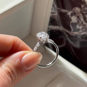 Anel de noivado em ouro amarelo 14k com configuração de catedral, anel de moissanite oval de 2 quilates, pedra lateral vintage, anel de diamante com corte marquise e faixa simples