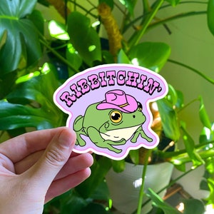 Adesivo rana da cowboy albero verde australiano di Ribbitchin / Adesivo rana in cappello da cowboy / Rana divertente / Rana carina Gioco di parole adesivo senza bolle