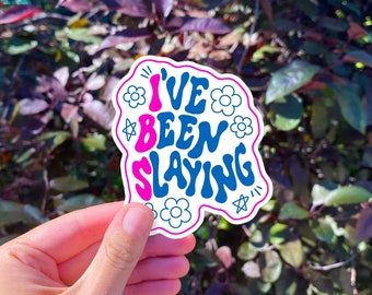 Naklejka IBS I've Been Slaying | Naklejka IBS Meme | Mój brzuch boli TikTok Naklejka bez bąbelków | Gorące dziewczyny mają problemy z brzuchem