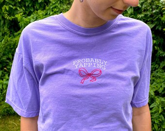 Camiseta bordada Probablemente Yapping, colores cómodos bordados de Yapper, camisa con lazo coqueto bordada, Yapper certificado, Yapper profesional