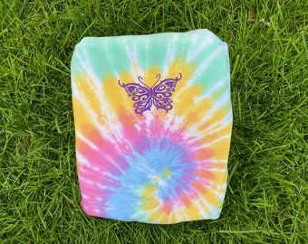 Lila Chromatic Y2K Schmetterling gesticktes übergroßes Tie Dye T-Shirt | Y2K Schmetterling Stickerei Tie-Dye | Y2K Ästhetik besticktes T-Shirt