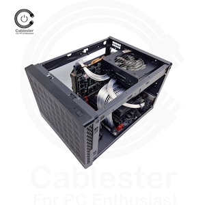 Könnte beinhalten: Schwarzes Computergehäuse mit sichtbaren internen Komponenten, darunter eine Grafikkarte, ein Lüfter und Verkabelung. Das Gehäuse hat eine strukturierte Seitenwand. Der Text "Cablester For PC Enthusiast" ist sichtbar.