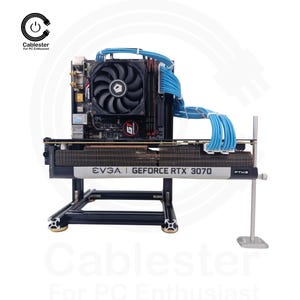 Puede incluir: Una tarjeta gráfica EVGA GeForce RTX 3070 con un ventilador negro y cables azules. La tarjeta está montada en un marco de metal negro. El texto "CableSter For PC Enthusiast" está en la parte superior izquierda e inferior central.