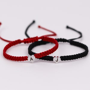 2 Stück personalisierte gravierte Initial Armbänder für Paare und Freundschaften | Passende Armbänder | Geschenk Freund BFF GF BF Jahrestag
