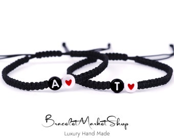 Set von 2 Personalisierte rote Herz Perlen Initialen passende Armbänder für Paare und Freundschaften | Benutzerdefinierte Beziehungen Armbänder | Geschenk BF GF