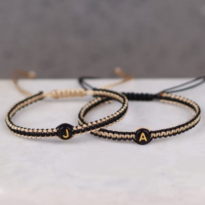 Set mit 2 Doppelfarbigen Initial Armbänder für Paare und Freundschaften | Geschenk für Freund Jahrestag Geburtstag BF BFF Bester Freund