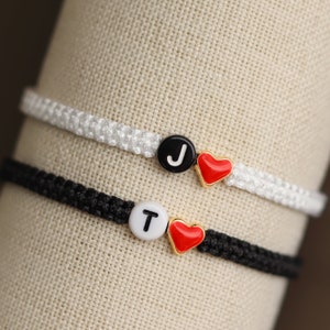 Lot de 2 bracelets avec initiales personnalisées et coeur coloré Bracelets assortis personnalisés pour couples et amitiés Cadeau pour BF GF image 2