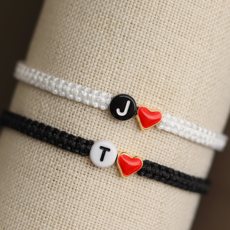 Lot de 2 bracelets avec initiales personnalisées et coeur coloré Bracelets assortis personnalisés pour couples et amitiés Cadeau pour BF GF image 2