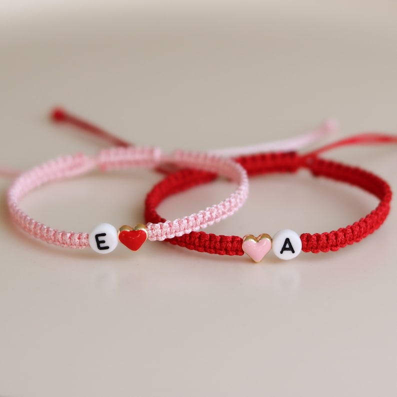 Lot de 2 bracelets avec initiales personnalisées et coeur coloré Bracelets assortis personnalisés pour couples et amitiés Cadeau pour BF GF image 4