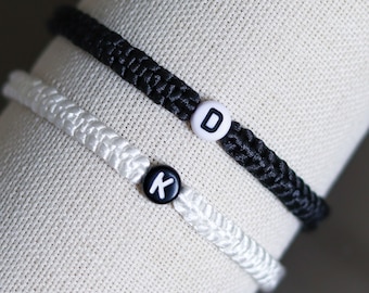 Set mit 2 personalisierte Initial Armbänder | Benutzerdefinierte Partner Armband | Paar Armband | Passendes Armband Geschenk für Paar / Freundschaften / BFF