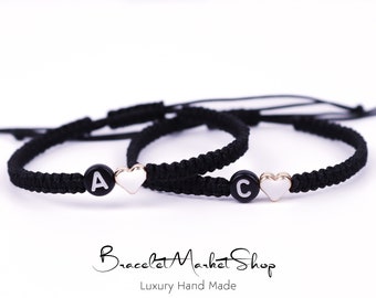 Set mit 2 personalisierte Anfangsarmbänder mit buntem Herz | Personalisierte Armbänder für Frauen und Männer | Geschenk für Sie / Ihn