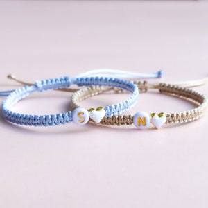 Lot de 2 bracelets avec initiales personnalisées et coeur coloré Bracelets assortis personnalisés pour couples et amitiés Cadeau pour BF GF image 1