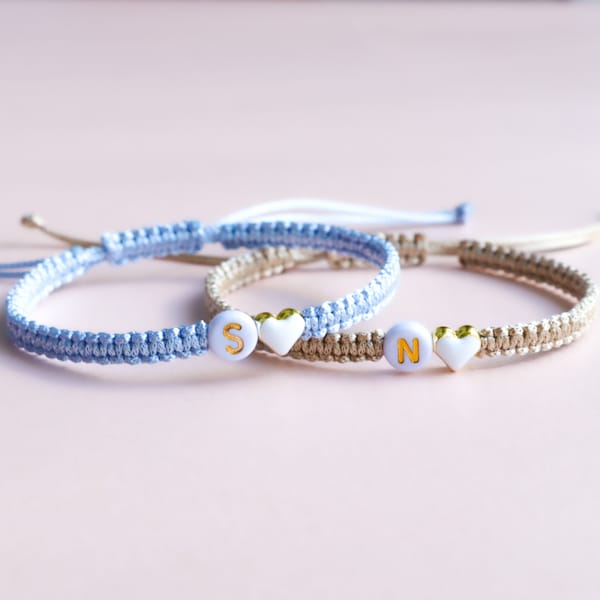 Lot de 2 bracelets avec initiales personnalisées et coeur coloré | Bracelets assortis personnalisés pour couples et amitiés | Cadeau pour BF GF