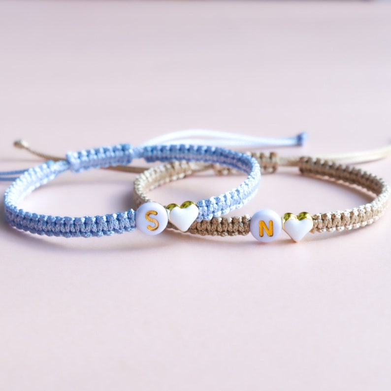 Lot de 2 bracelets avec initiales personnalisées et coeur coloré Bracelets assortis personnalisés pour couples et amitiés Cadeau pour BF GF image 1