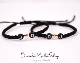 Set mit 2 personalisierten Geschenken für Paare | Initialen Armbänder Herzperle | Individuell passende Armbänder | Partnergeschenk für Freund Freundin