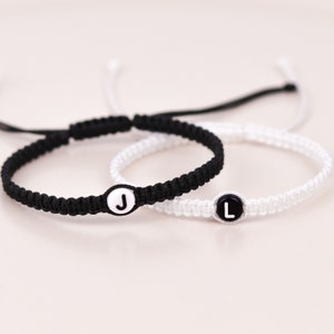 Set mit 2 Personalisierten Partner Initial Armbänder | Gold Oval Buchstaben Perlen Passende Paar Armbänder | Geschenk Freund Freundin Freundschaft