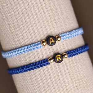 Conjunto de 2 pulseras iniciales de pareja personalizadas / pulseras a juego de socios / pulseras personalizadas de novia y novio / cuentas de letras doradas imagen 4