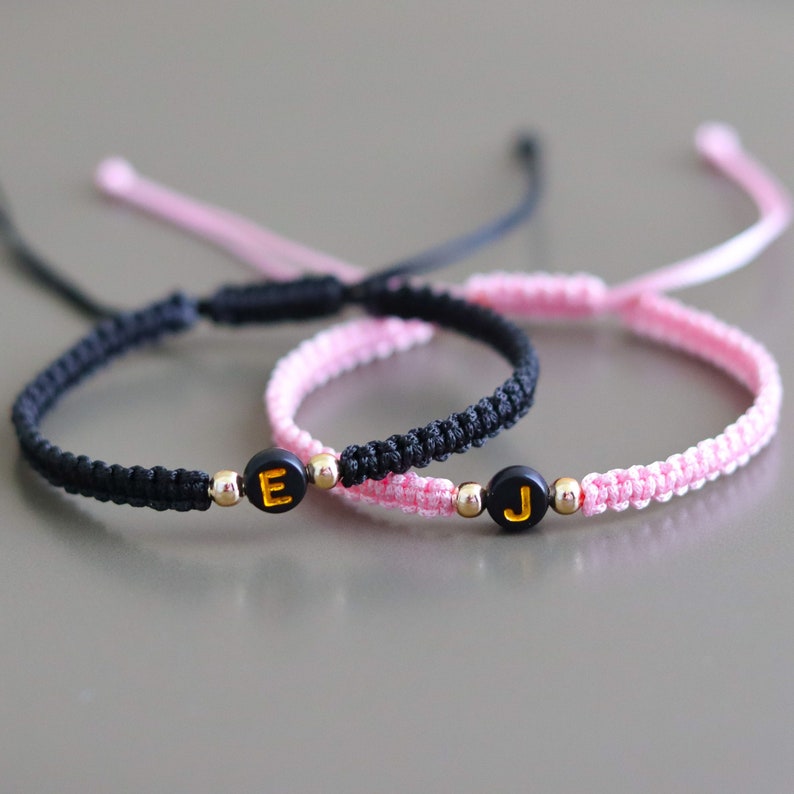 Conjunto de 2 pulseras iniciales de pareja personalizadas / pulseras a juego de socios / pulseras personalizadas de novia y novio / cuentas de letras doradas imagen 5