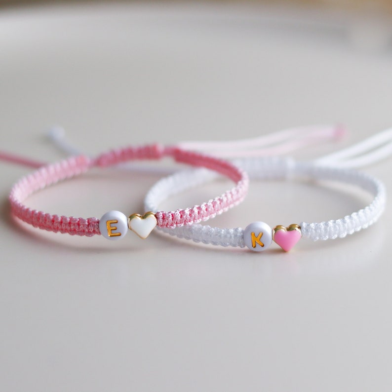 Lot de 2 bracelets avec initiales personnalisées et coeur coloré Bracelets assortis personnalisés pour couples et amitiés Cadeau pour BF GF image 3