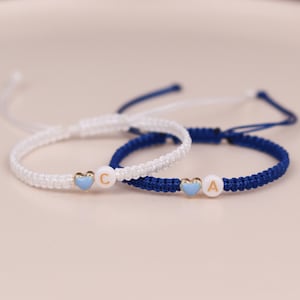 Set mit 2 benutzerdefinierten Initialen Armbänder mit bunter Herzperle Personalisierte passende Armbänder für Paare und Freundschaften Geschenk für BF GF Bild 7