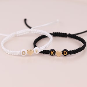 Set di 2 braccialetti iniziali personalizzati per coppia con cuore d'oro / Regalo personalizzato per partner abbinati per coppia lei/lui/fidanzato immagine 3