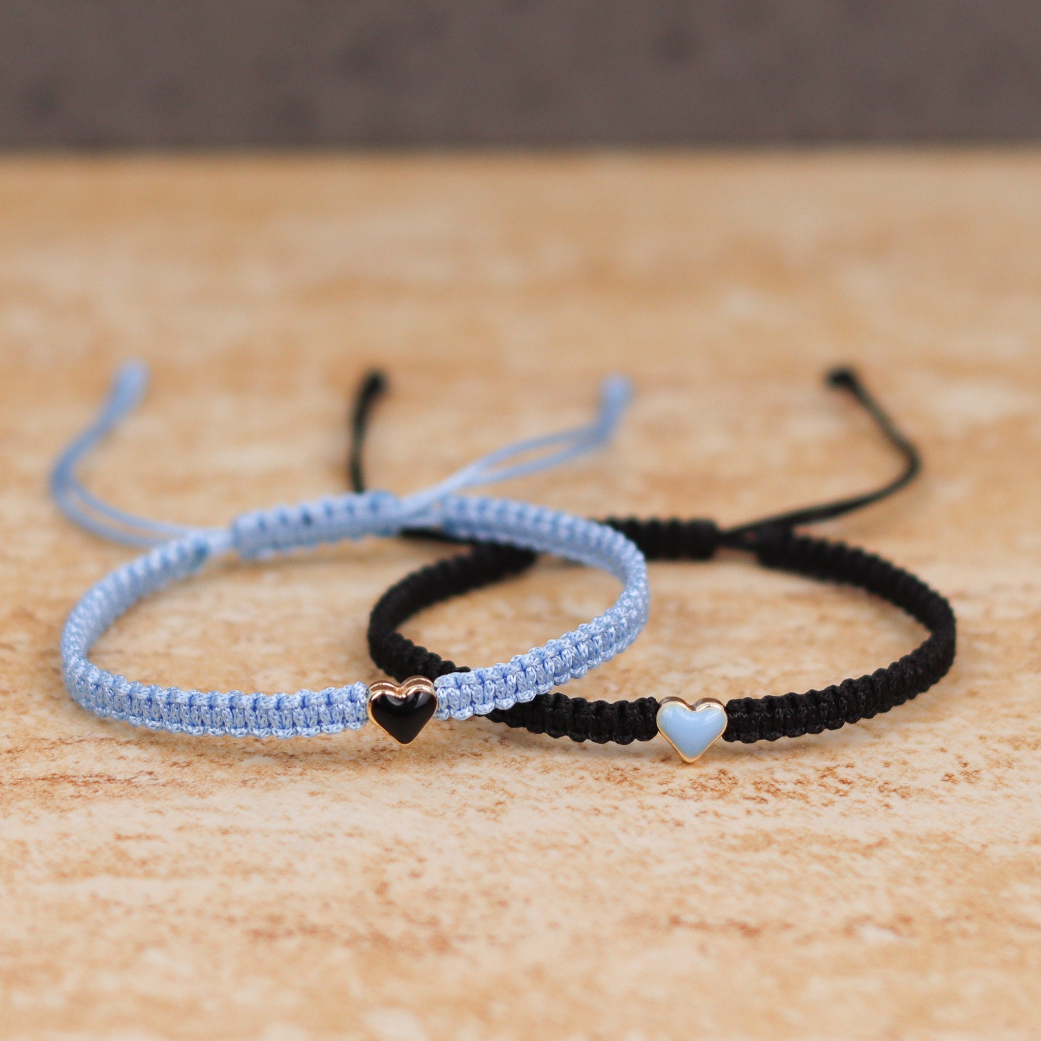 Set di braccialetti coordinati con ciondoli a forma di cuore placcati