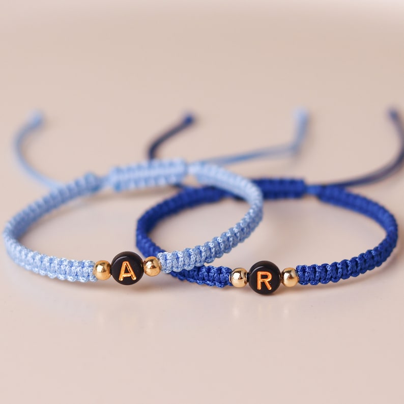 Conjunto de 2 pulseras iniciales de pareja personalizadas / pulseras a juego de socios / pulseras personalizadas de novia y novio / cuentas de letras doradas imagen 2